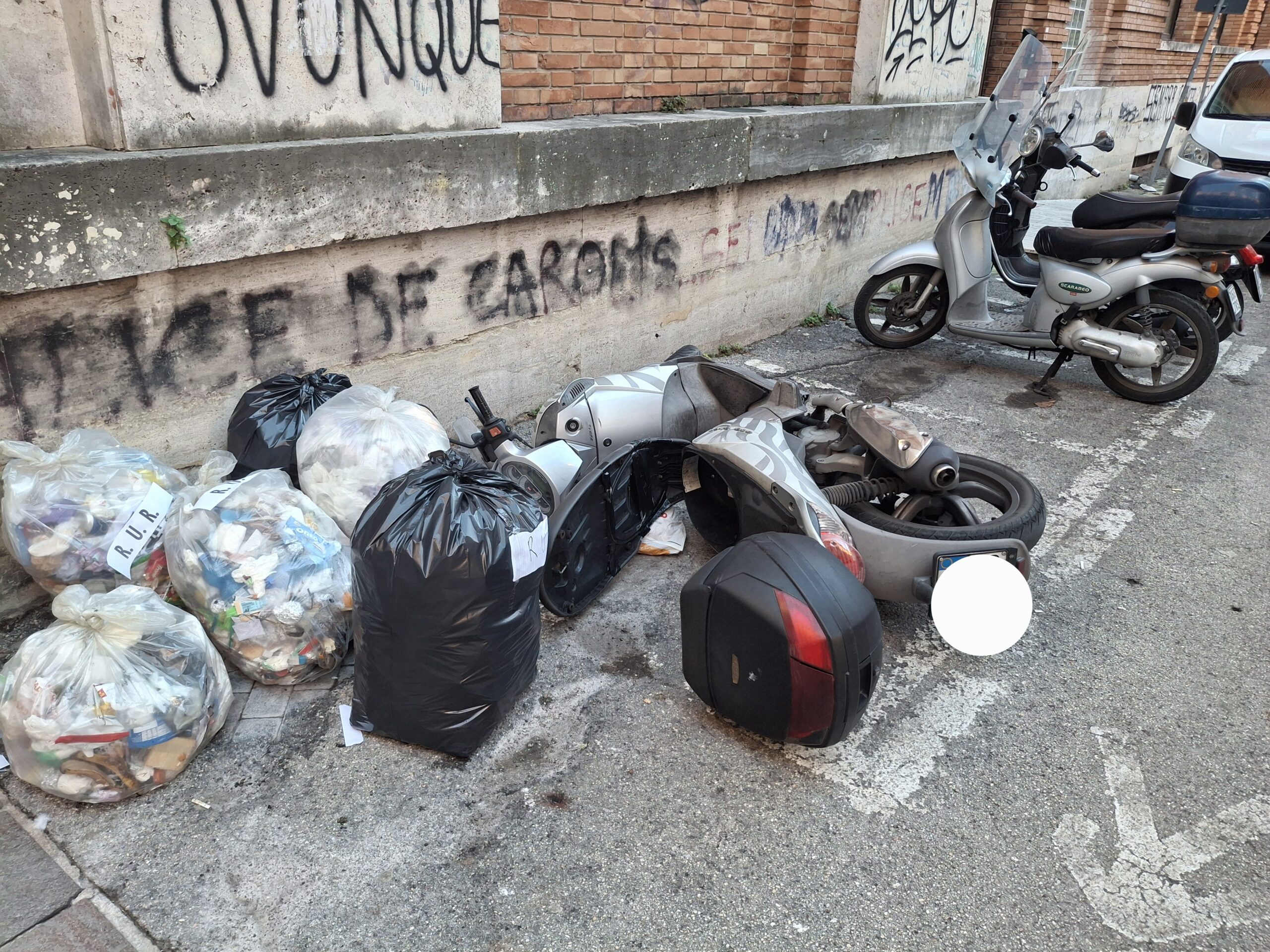 Raid notturno dei soliti ignoti. Vandalizzati scooter e auto in Centro