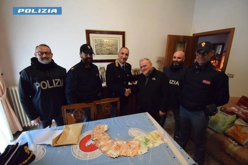 Finti Carabinieri derubano un anziano: la Polizia interviene e recupera 14.000 euro (Video)