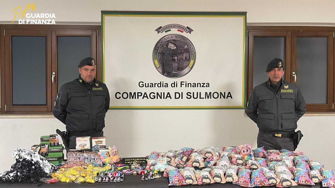 Sequestrati oltre 2.500 giocattoli e prodotti contraffatti: denunciato un uomo