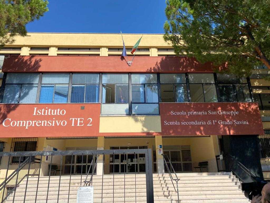 Un filo che unisce: il Natale dell’I.C. Teramo 2 illumina Piazza Aldo Moro