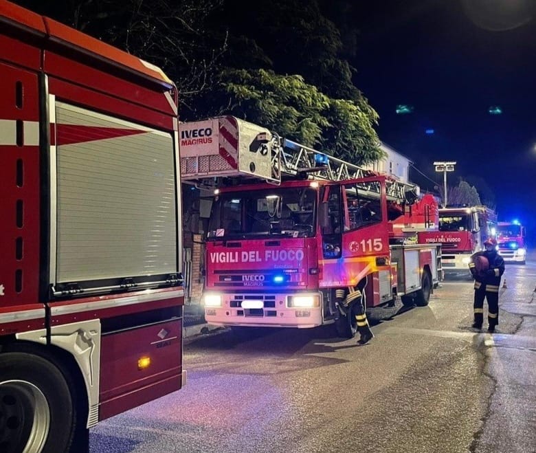 Incendio in un condominio a Pineto, danni a due appartamenti