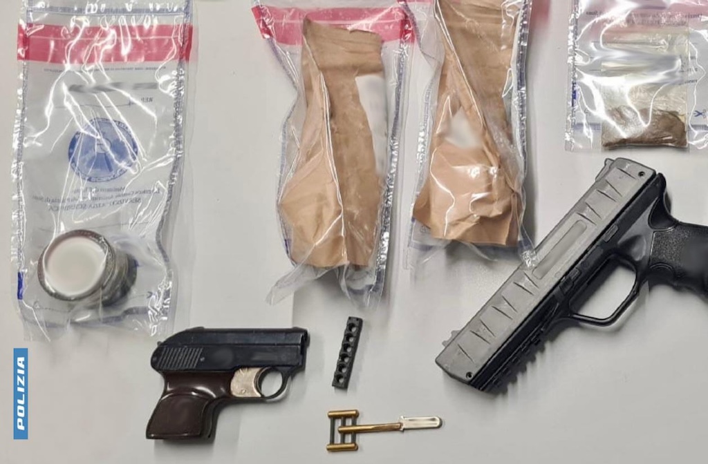 giovane scomparsa segnalata in albergo: nella sua stanza droga e una pistola lancia artifizi