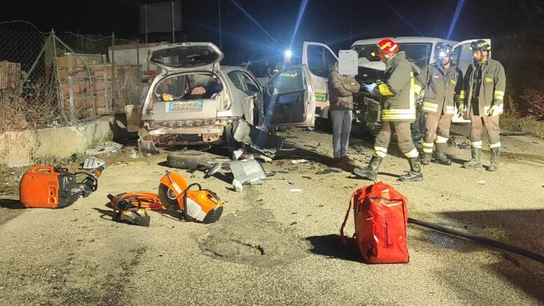 Muore una donna in uno scontro frontale con un furgone