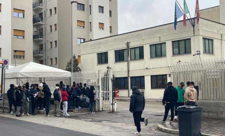Permessi di soggiorno e passaporti: la nota integrale della Questura sulla presenza di utenti all’esterno.
