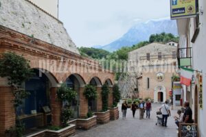 Castelli, due dimissioni in Consiglio: il Comune tenta di evitare il commissariamento