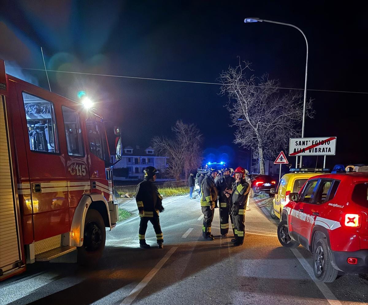 Sant’Egidio alla Vibrata, settanta sfollati dopo l’esplosione in viale Marche. Indagini in corso sull’esplosione: sequestrata l’area dei lavori per la fibra ottica