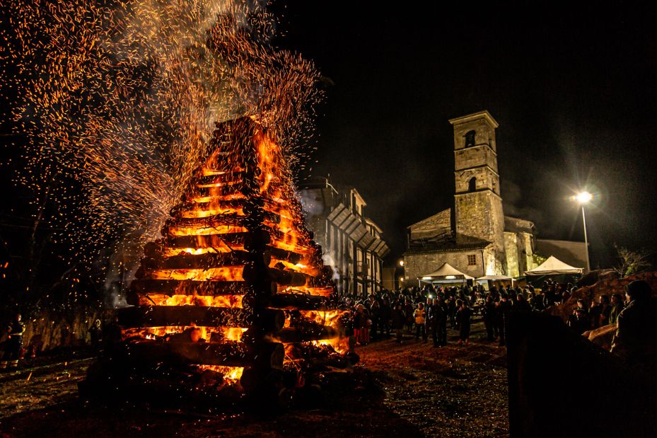 Tradizione e cultura ai piedi del Gran Sasso: Torna il Fuoco di Sant’Antonio a Tossicia