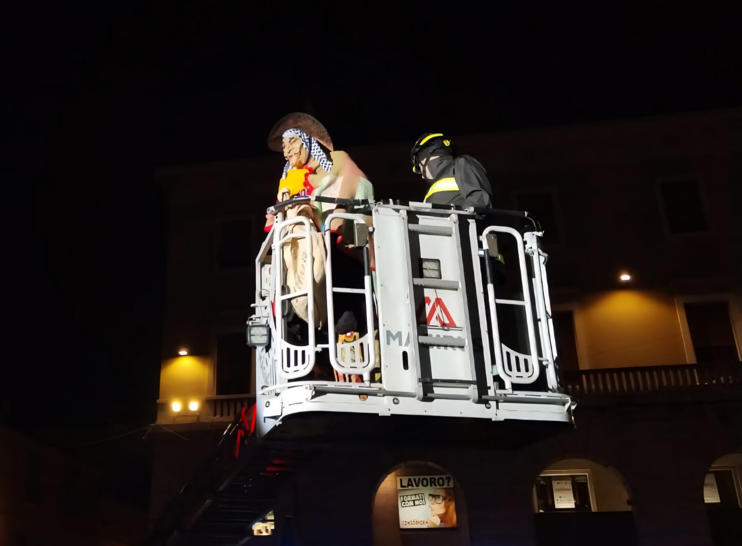 La Befana dei Vigili del Fuoco incanta Piazza Martiri: un arrivo spettacolare tra le luci e l’entusiasmo dei bambini