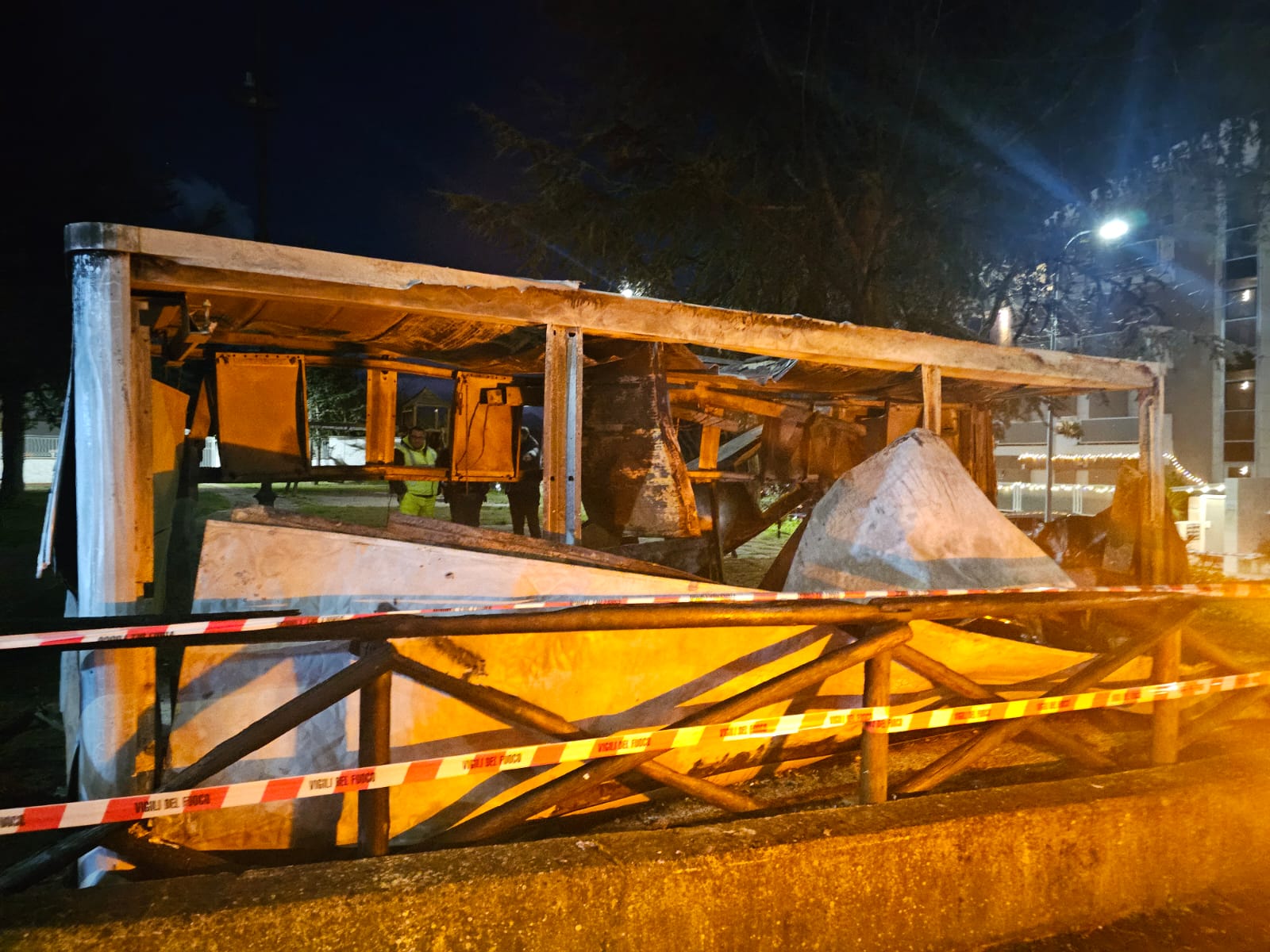 Va a fuoco l’isola ecologica di Villa Mosca. Indagini in corso