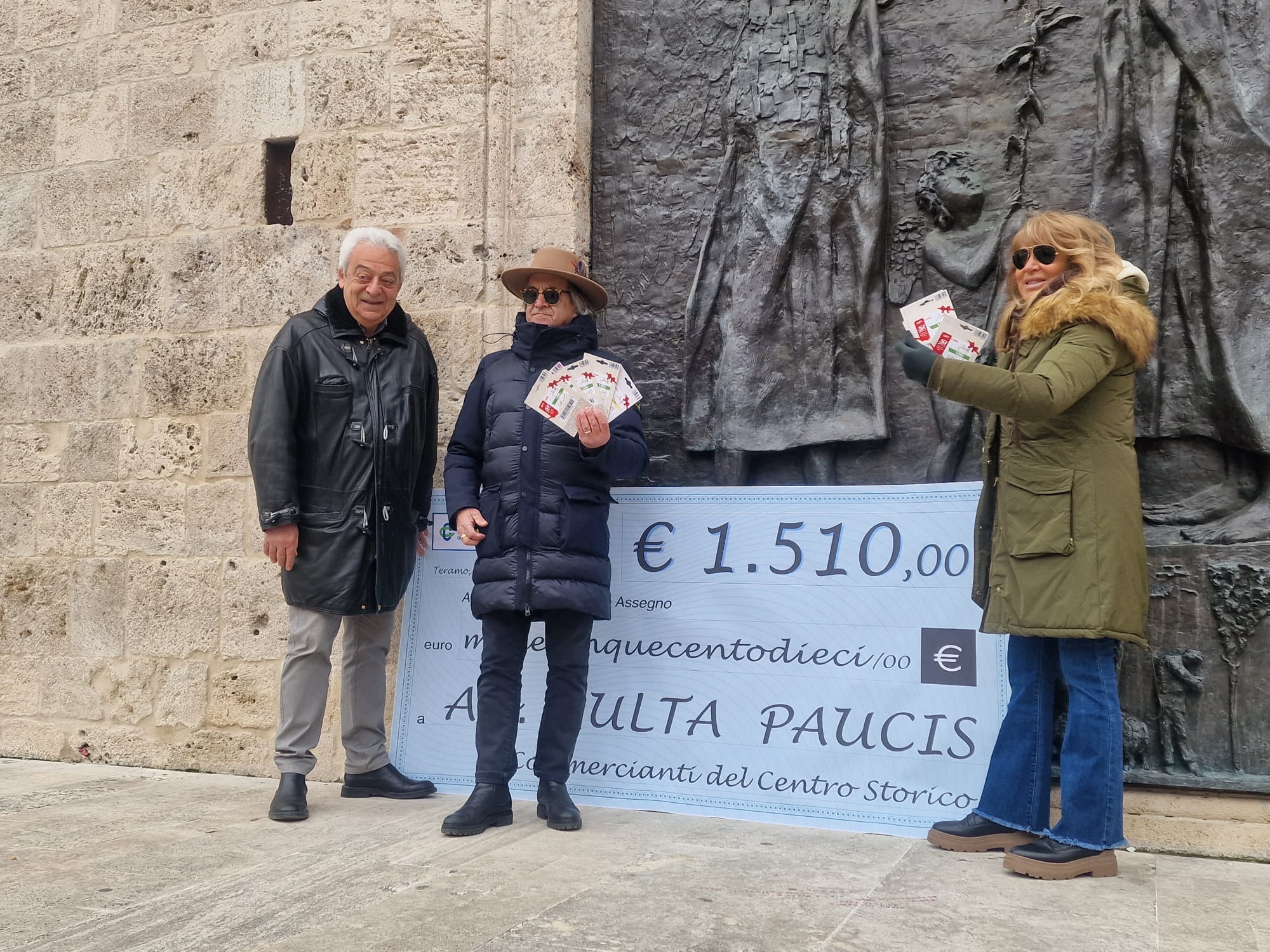 I commercianti consegnano alla Multa Paucis l’assegno con i fondi raccolti