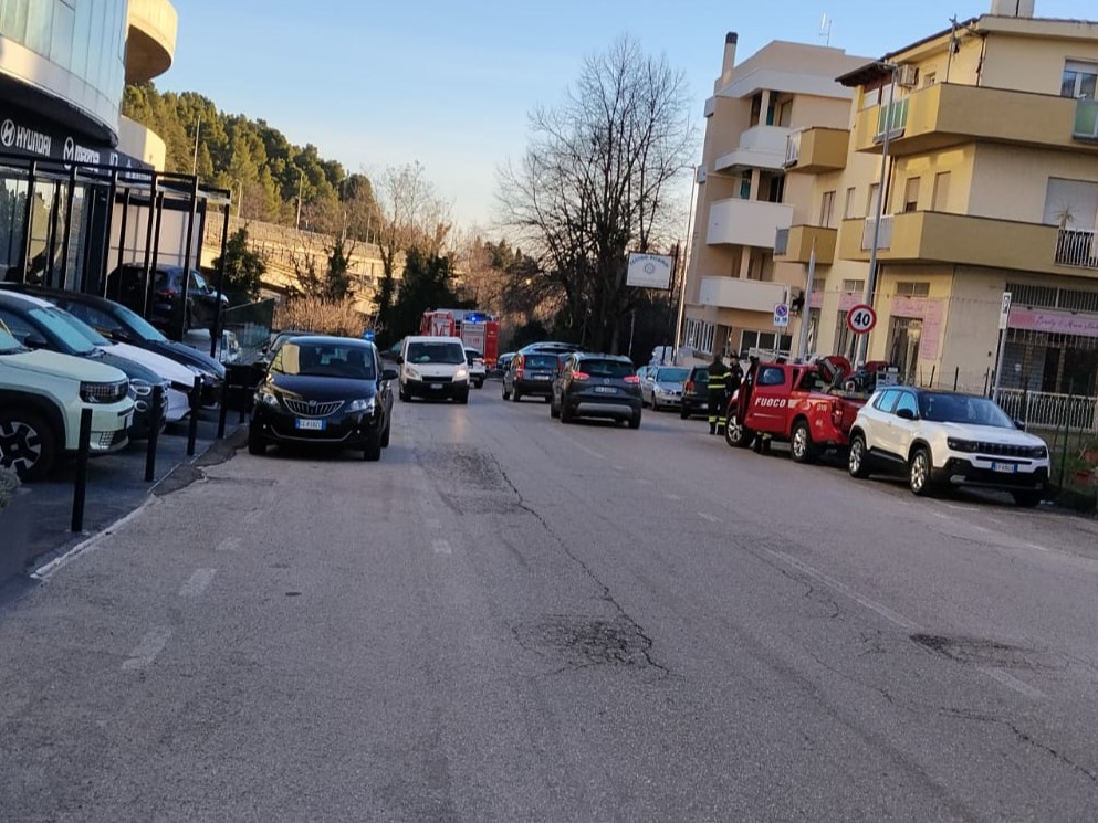 Vigili del Fuoco e carabinieri in viale Crispi