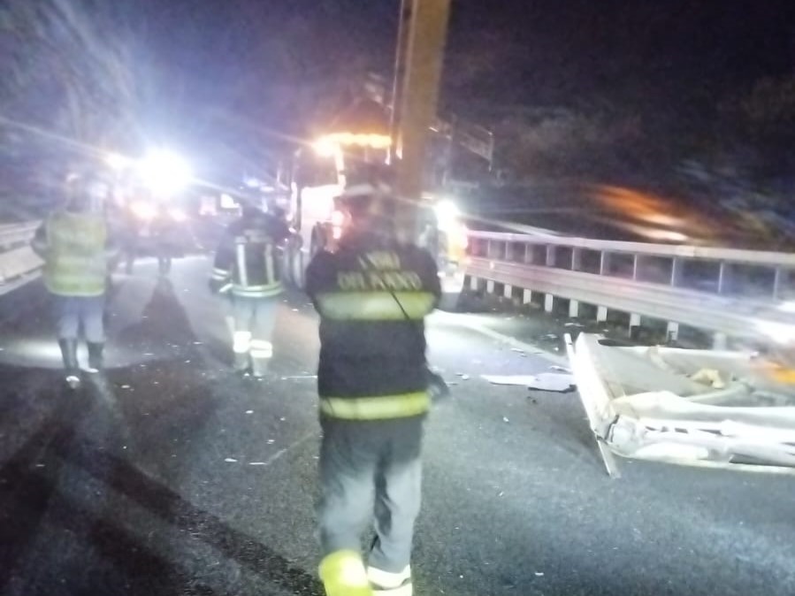 (Video) Mosciano S.A.: Camion urta un cavalcavia sull’A14, tetto si stacca e provoca incidente