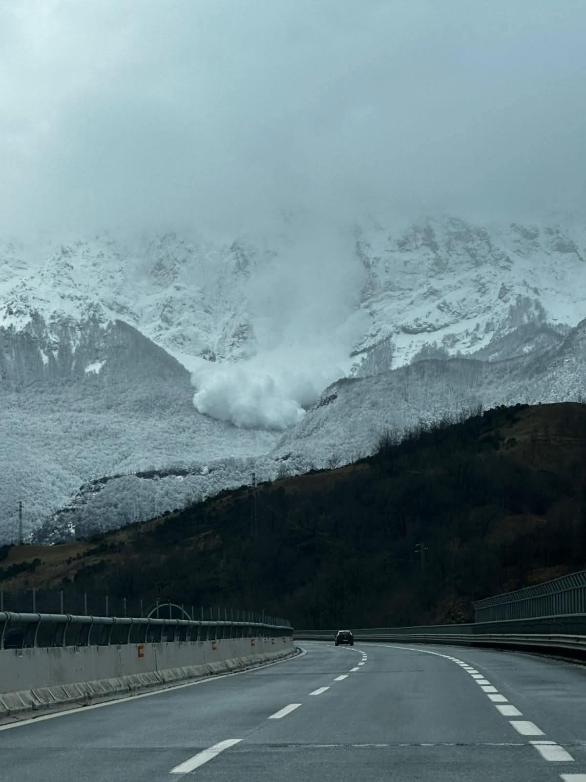 Spettacolare slavina sul “paretone” del Corno Grande. Un “avviso ai naviganti” sulla prudenza che occorre in montagna