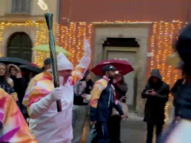 (Video) La fiamma del tedoforo illumina le vie di Teramo, un segnale di pace e di unione tra i Popoli