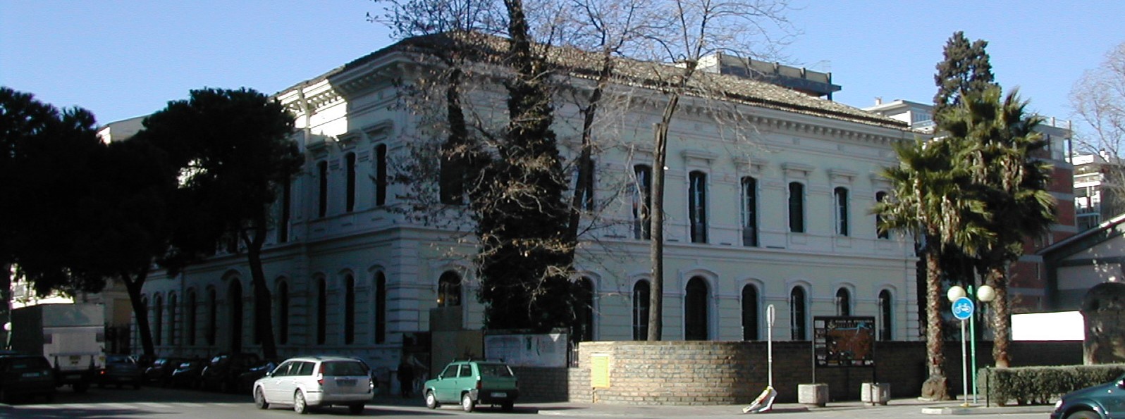 La biblioteca “D’Annunzio” apre solo cinque ore a settimana: studenti in raccolta firme