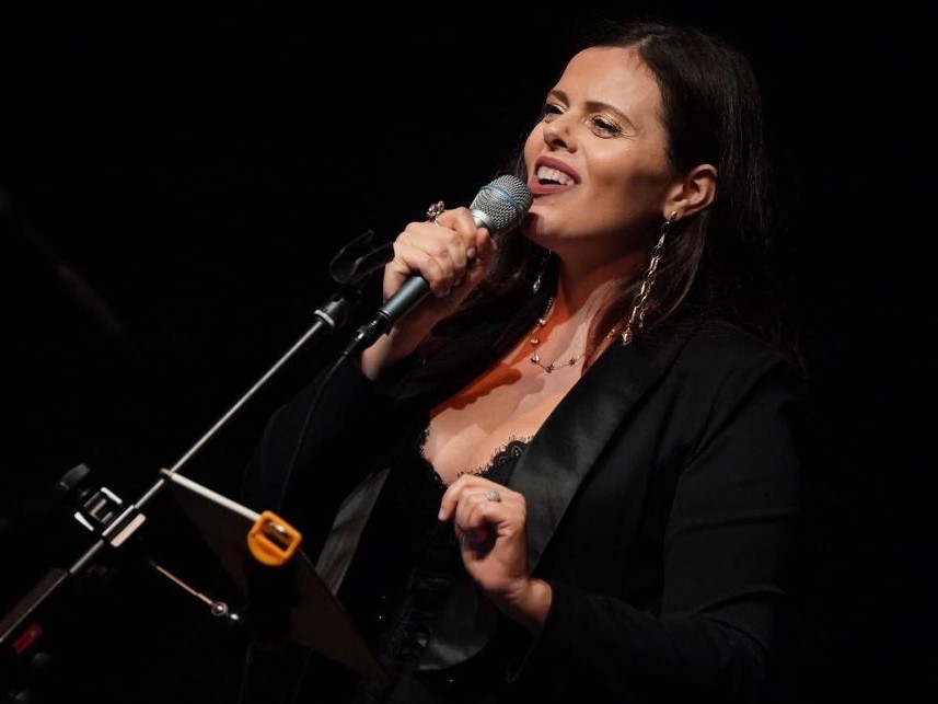 L’abruzzese Enrica Panza celebra a Parigi Ornella Vanoni