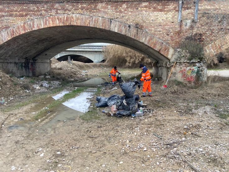Roseto, rimossi i rifiuti vicino al ponte sul Vomano. Maxi multe per chi abbandona