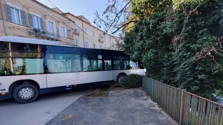Bus si sfrena, urta un furgone che a sua volta investe un pedone