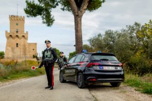 Insegue e minaccia la moglie con una pistola: un arresto a Pineto