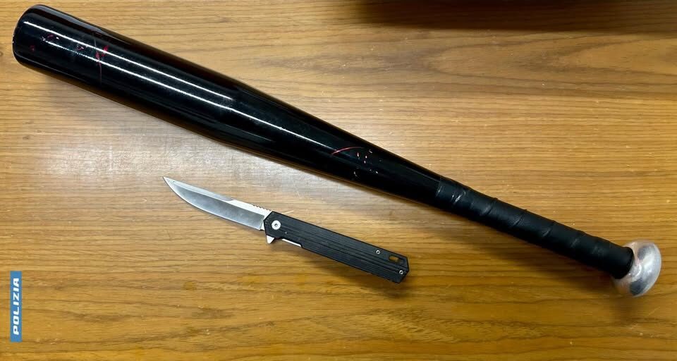 Coltello a serramanico e mazza da baseball in auto. Denunciato 49enne