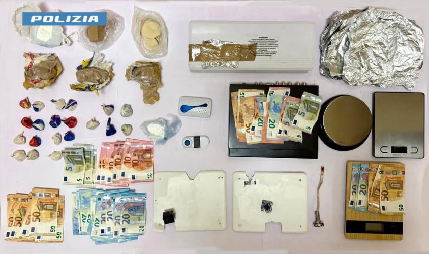 Scoperta centrale dello spaccio difesa da vedette e telecamere. Due arresti