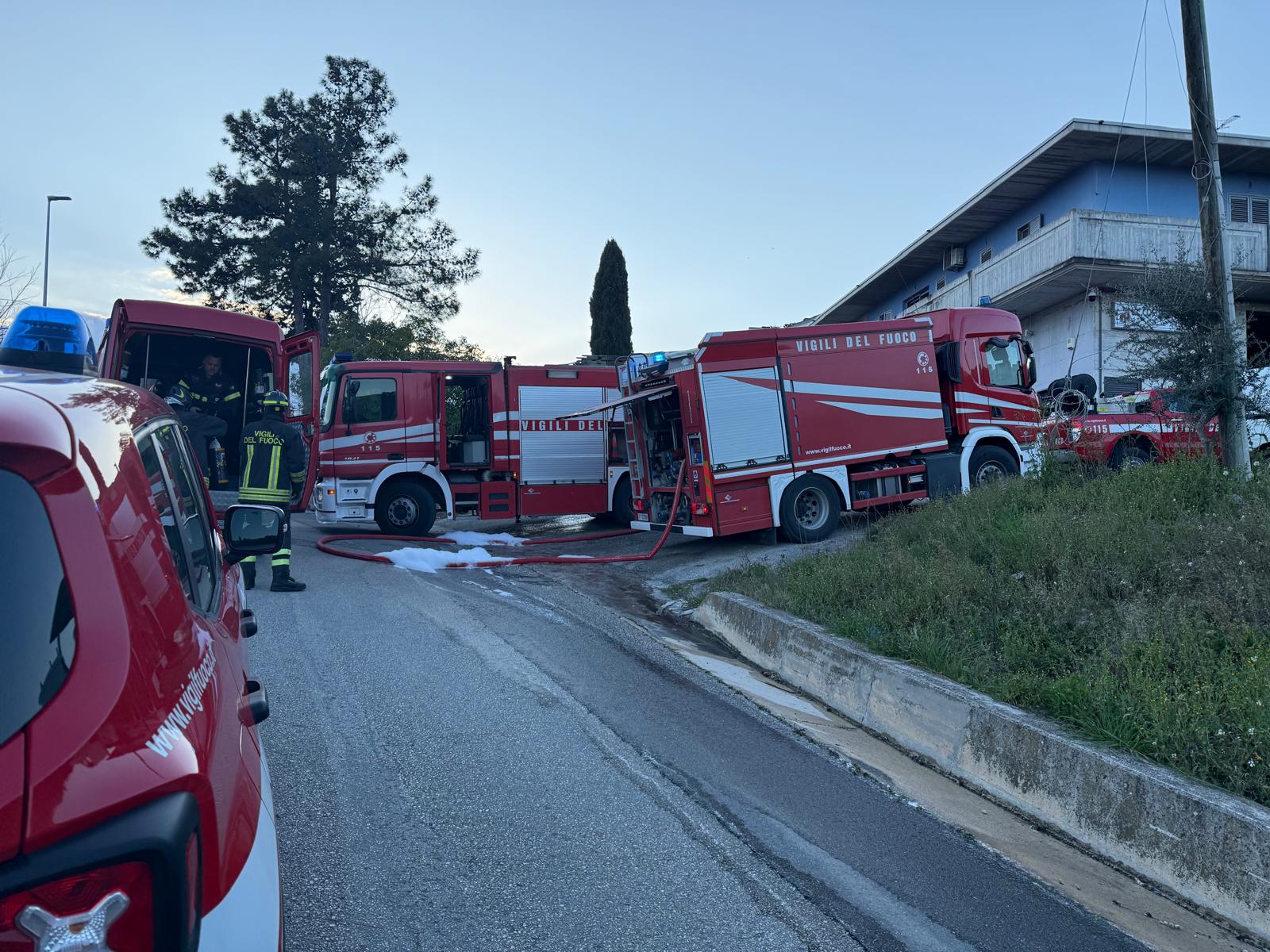 Va a fuoco una rimessa a Guardia Vomano. Intervento dei Vigili del Fuoco