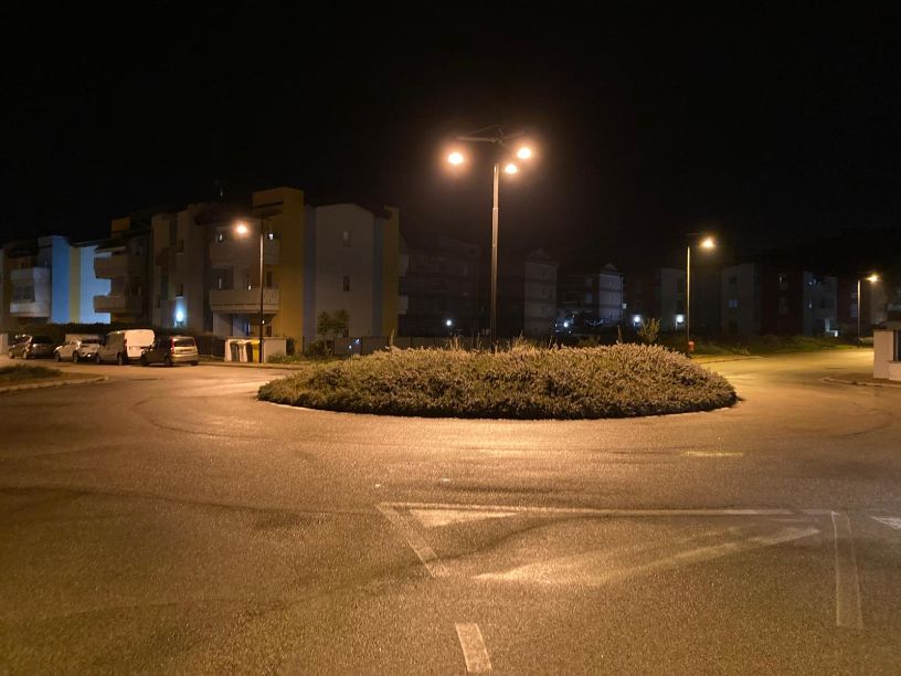 Illuminazione ripristinata alle “Case Colorate”: il Comune interviene in sostituzione della cooperativa