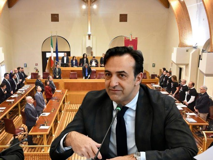 Gatti a D’Alberto sulla riforma del sistema idrico: “Agitare il fantasma dei privati vuol dire scherzare. Rispetteremo il percorso virtuoso della Ruzzo Reti e dell’intera comunità teramana”.