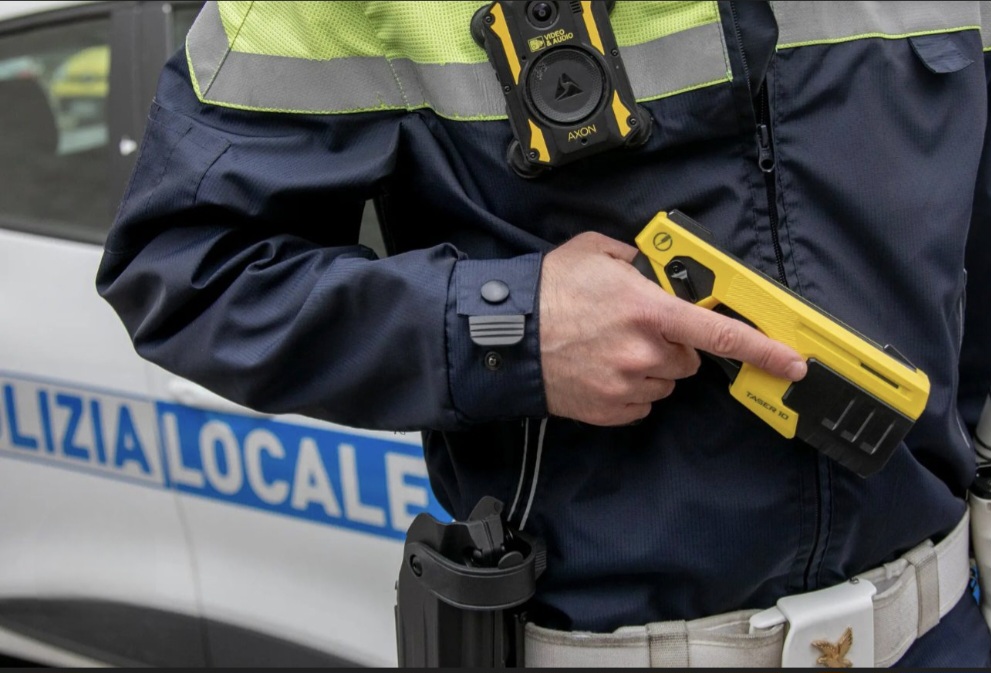 No al Taser alla Polizia Locale. D’Alberto risponde all’Associazione ANVU: avviata formazione per altri sistemi