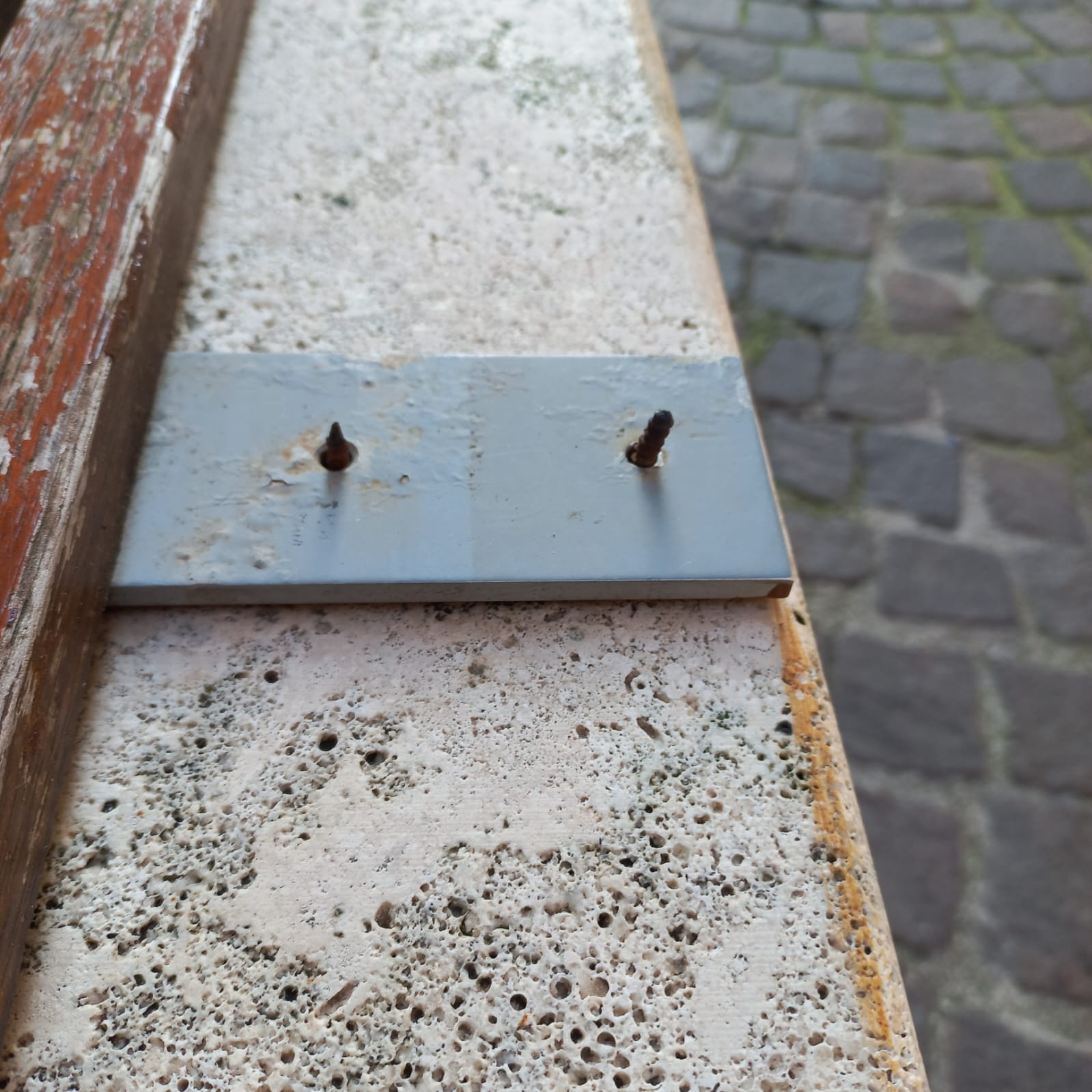 Un lettore: “Viti sporgenti e pericolose nella panchina di via Capuani…”