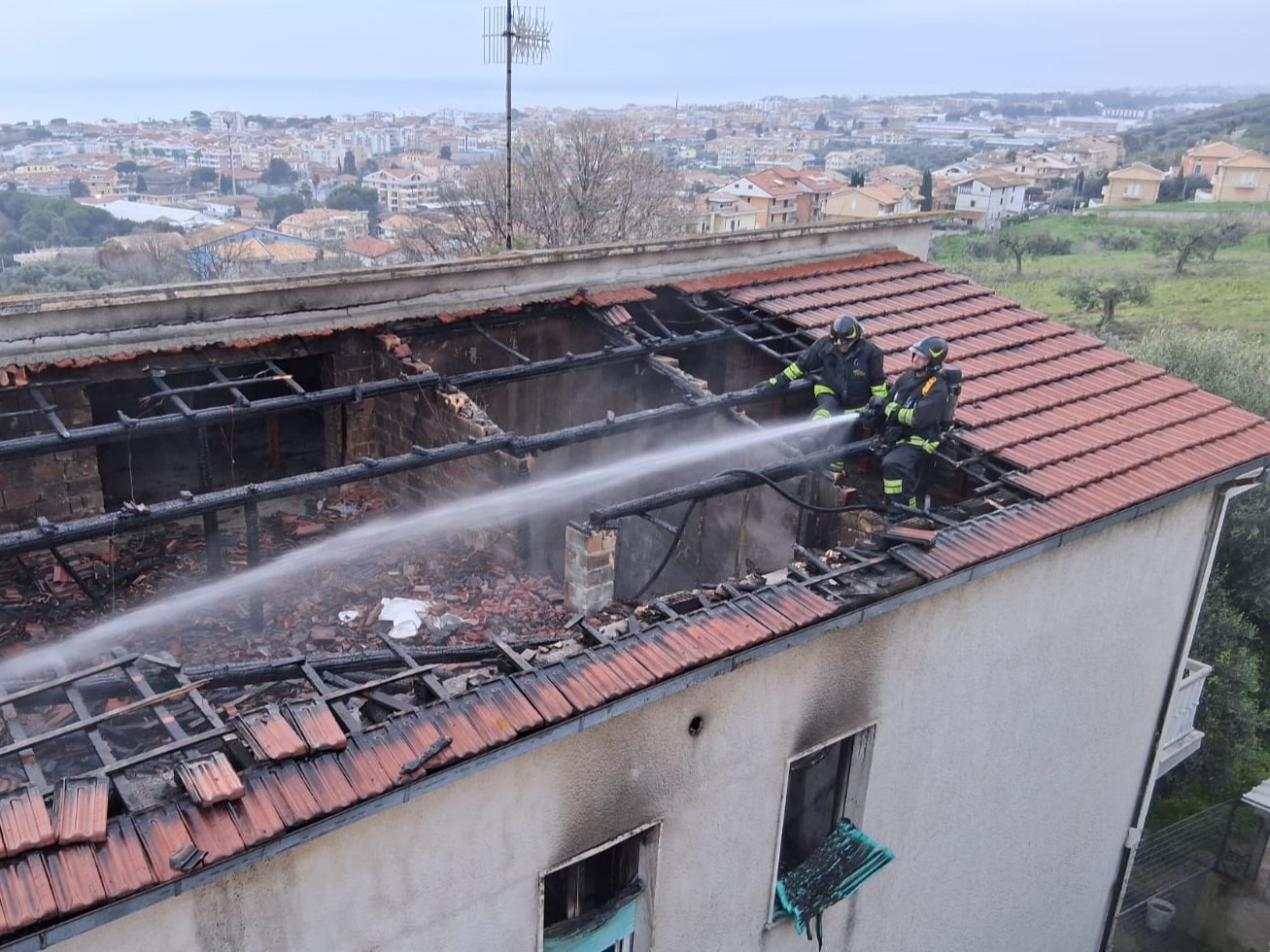 Si incendia casolare a Tortoreto. Illesi gli inquilini, non ce l’ha fatta il cane di famiglia