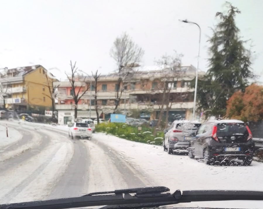 La grandine spolvera le vie teramane. Il sole atteso per lunedì