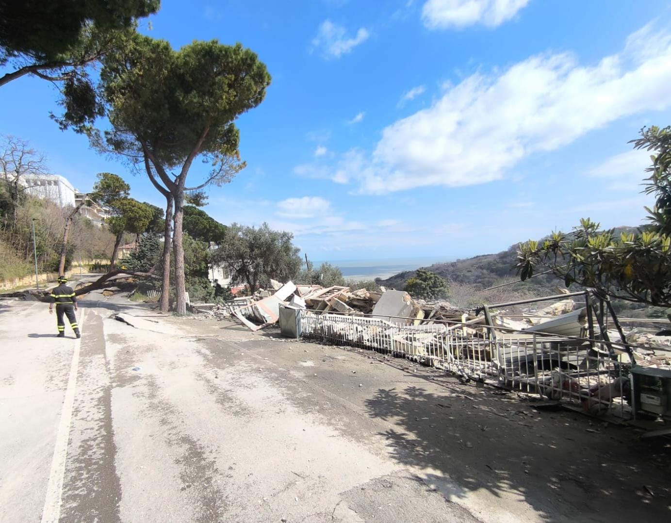 (Video) Silvi. Avanza la frana, crolla una casa, evacuate altre abitazioni