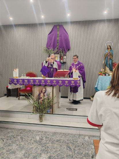 Il Vescovo Leuzzi celebra la Pasqua al Mazzini, “un momento che ci richiama al valore della speranza”