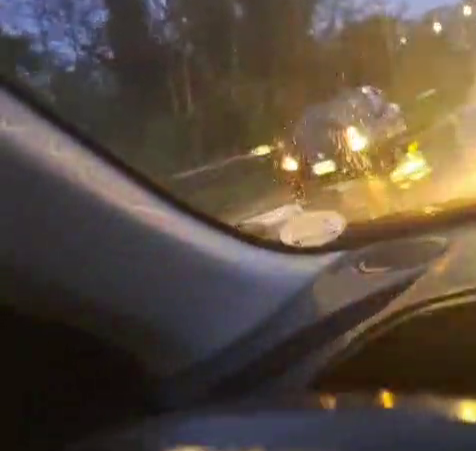 Il cordolo di viale De Gasperi colpisce ancora. Un’auto ci monta sopra