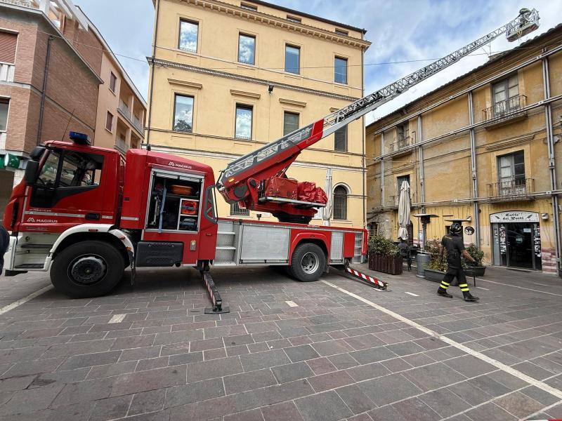 (VIDEO) Crolla una porzione di tetto della palazzina attigua allo storico Municipio. Vigili del Fuoco al lavoro