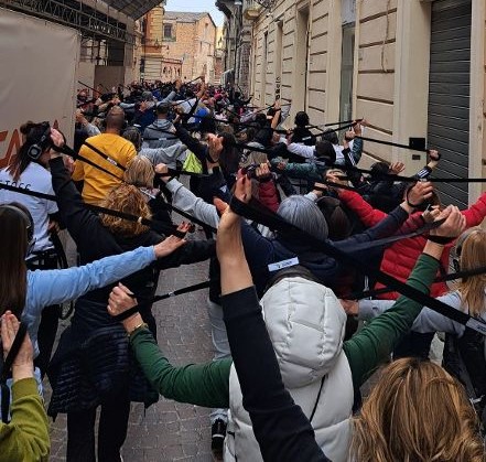 Teramo si stringe nel ricordo di Claudia: successo oltre ogni previsione per la Camminata Metabolica