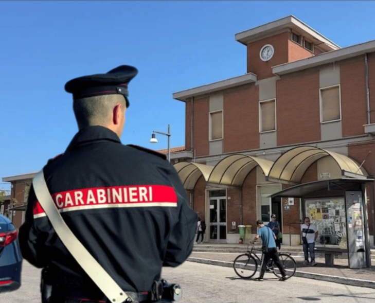 Giulianova, caos in piazza Roma: cinquantenne fermato dai militari dopo ore di trattative