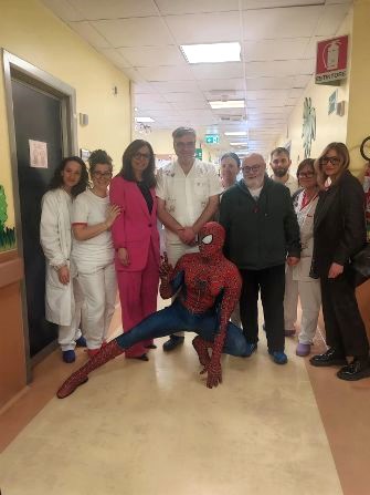 Spider-Man visita i pazienti della Pediatria del Mazzini