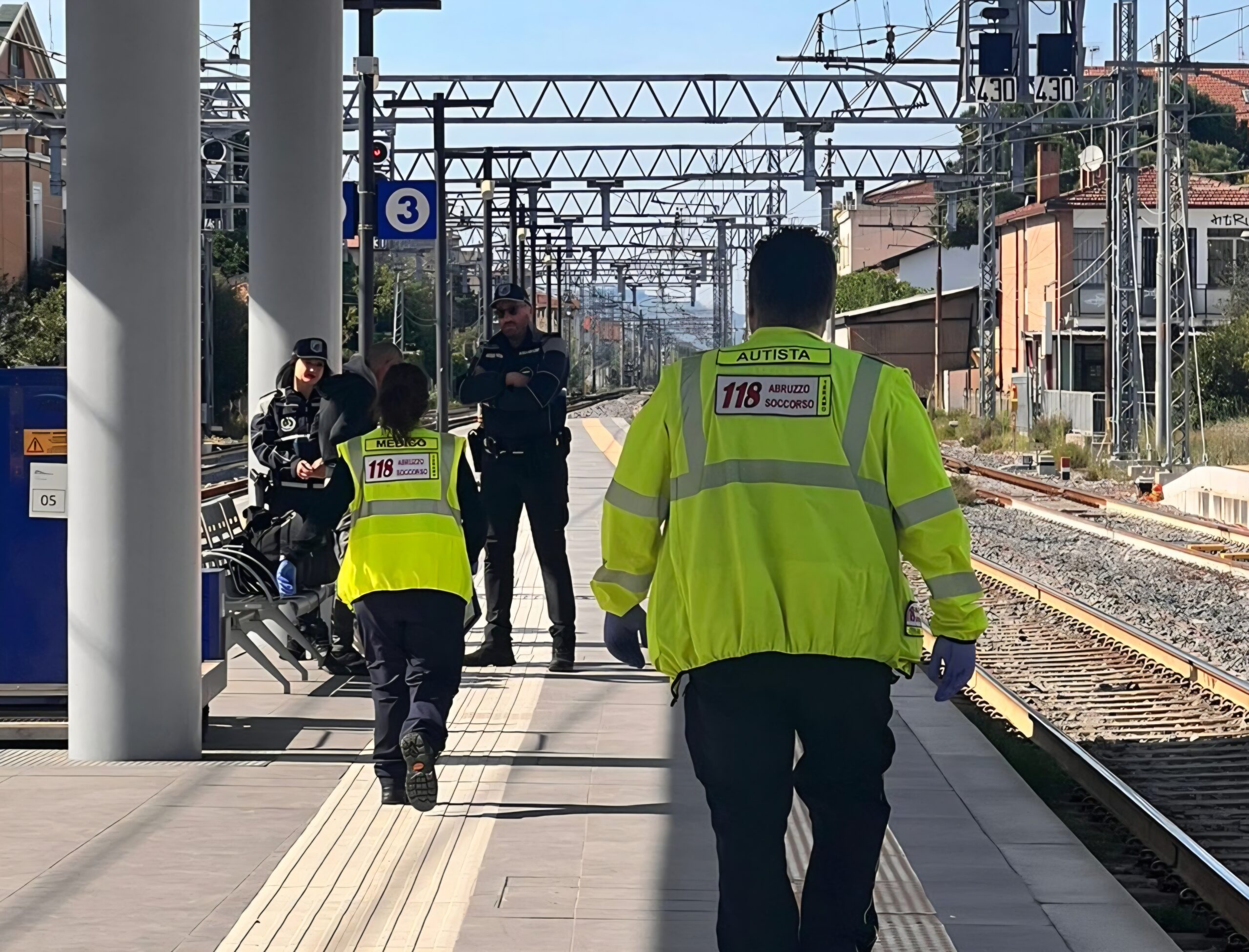 Giulianova. Si mette di traverso sui binari, intervengono la polizia locale, i vigili del fuoco e un’ambulanza