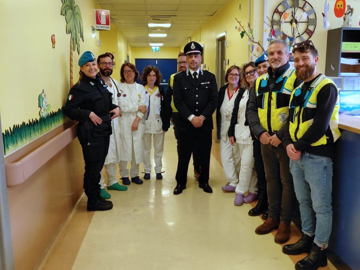 Solidarietà in corsia: la Polizia Penitenziaria porta il sorriso alla Pediatria di Teramo