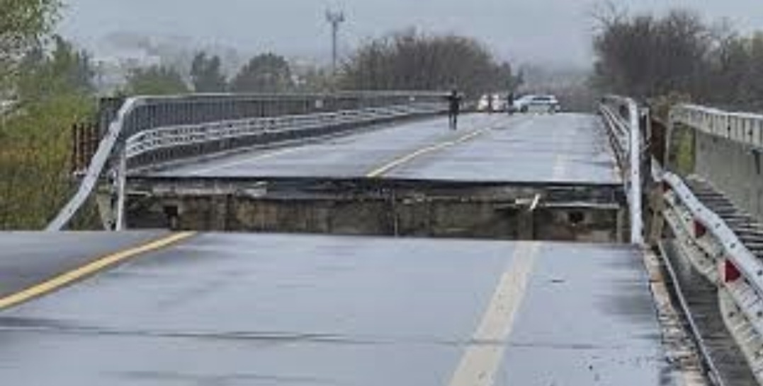 Cedimento sulla Statale 16, le piogge intense abbattono il ponte sul Trigno