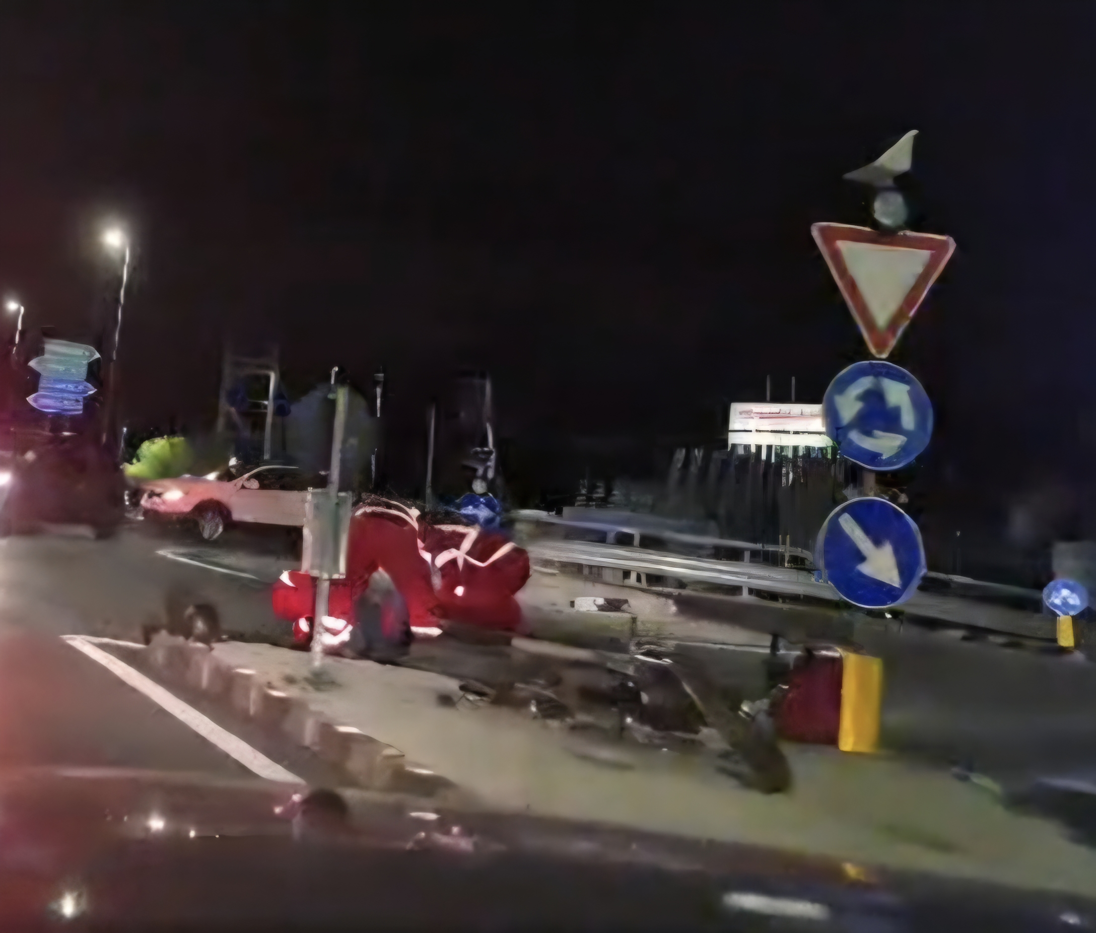 Ultim’ora: finisce con la moto contro un cordolo. Ferito biker