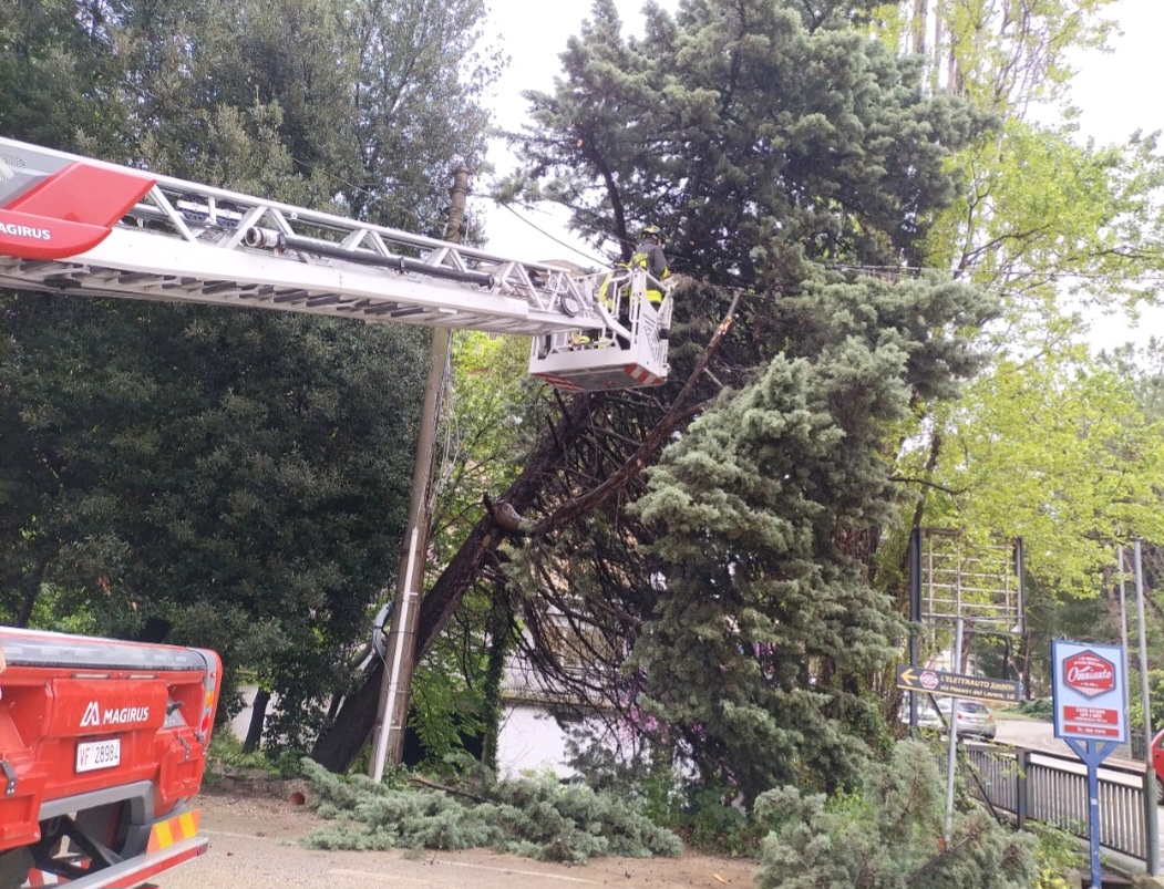 (Video) Giornata campale per i Vigili del Fuoco: 20 interventi e non è finita…