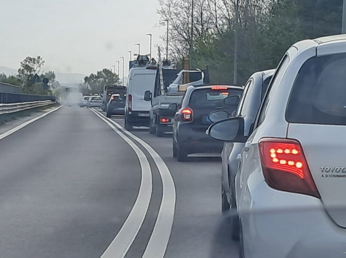 Ingorghi e file interminabili per uscire e entrare in città