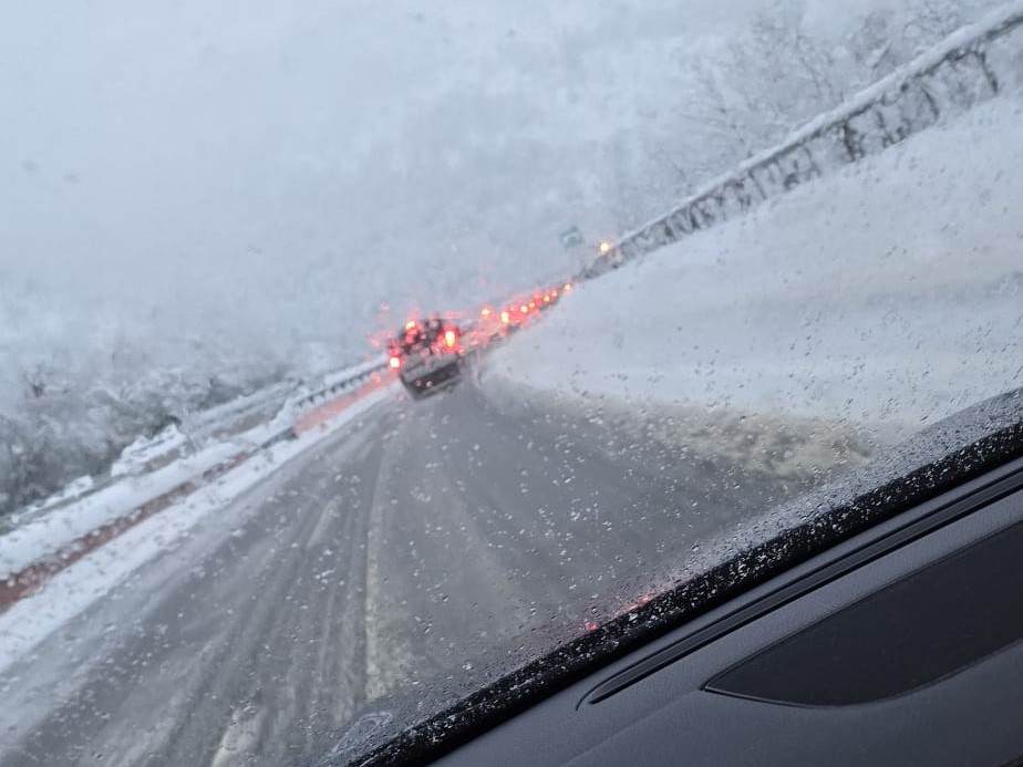 Neve sulla a24 e Camion fermi per il divieto di ingresso ai mezzi oltre 7,5 tonnellate.