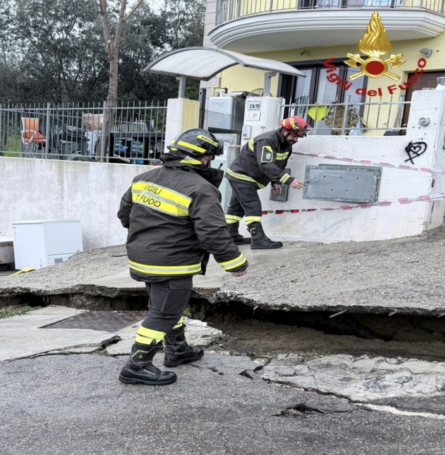 La giornata campale dei vigili del fuoco di Teramo: 60 richieste, 60 interventi, tutti conclusi. Nel pomeriggio famiglia evacuata a Isola del Gran Sasso
