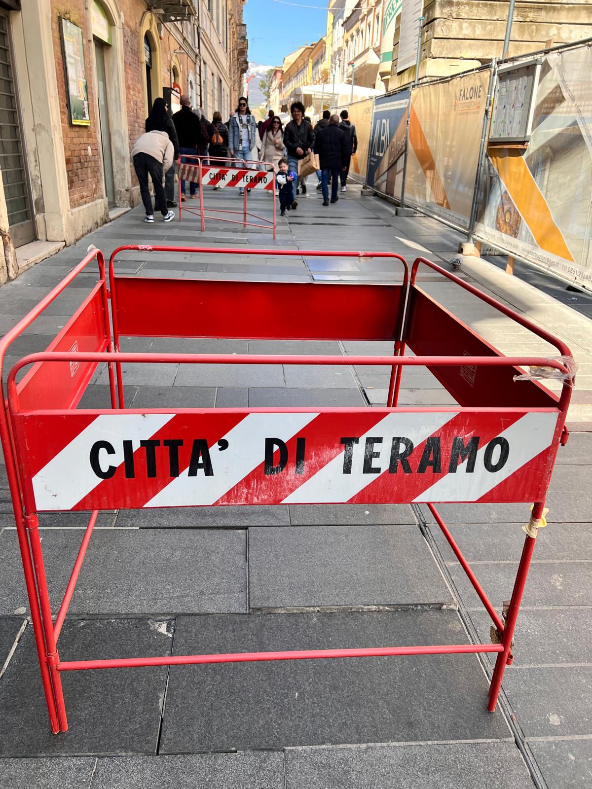 Inciampa in una mattonella instabile in corso San Giorgio, cade e si frattura il polso