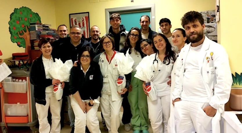 Un sorriso biancorosso in Pediatria. Uova di Pasqua ai piccoli degenti da una delegazione del Teramo Calcio