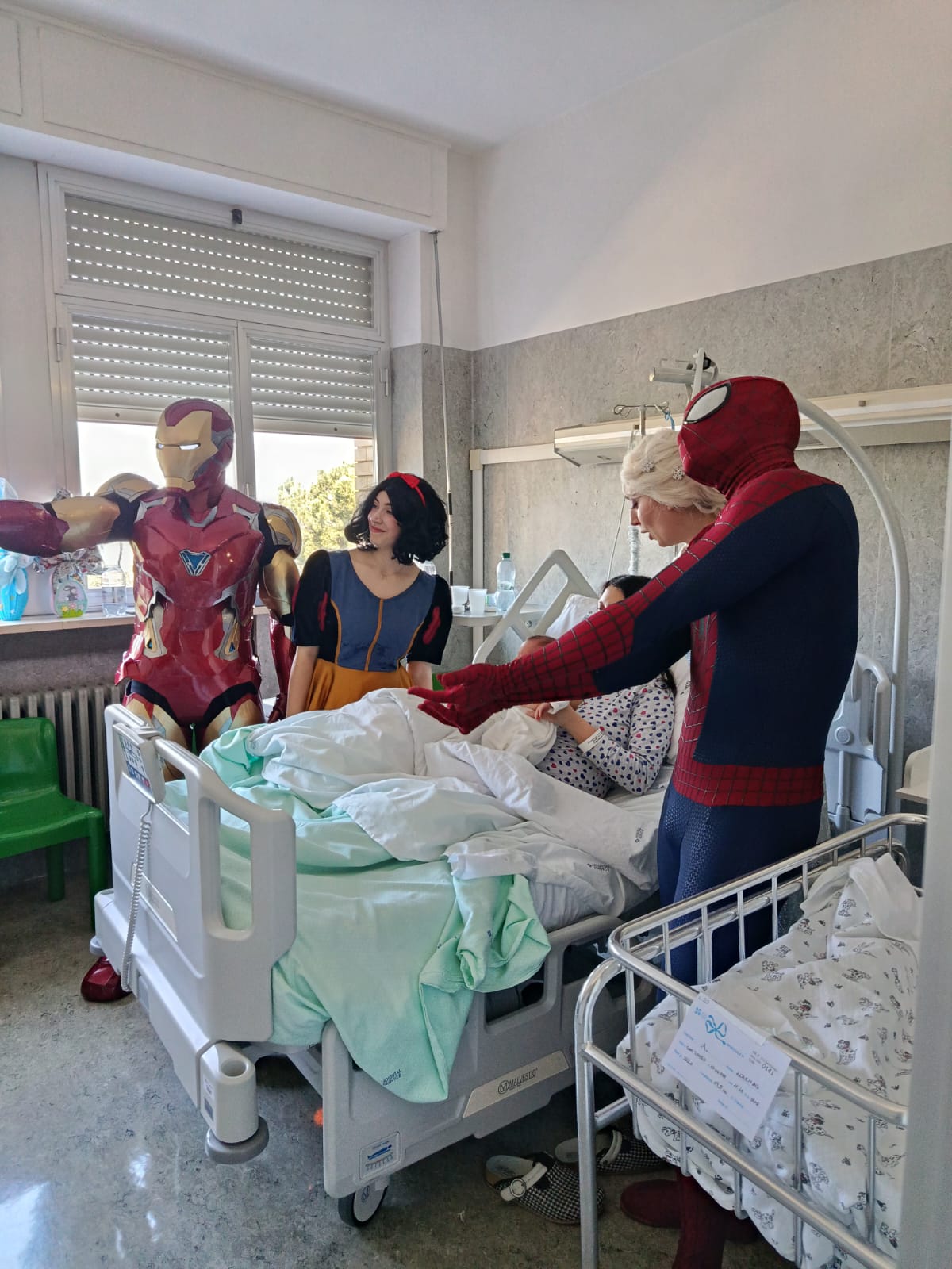 Supereroi all’ospedale di Sant’Omero. Uova e sorrisi per i bambini degenti (Video)